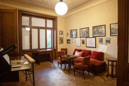 El viaje de Gardiner a Viena estuvo motivado por su admiración al psicoanalista Sigmund Freud