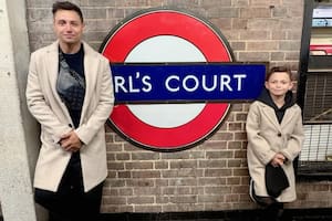 Zárate viajó a Inglaterra con su hijo, recorrieron estadios y los usuarios marcaron el parecido entre ambos