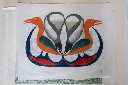 El viaje del cuervo de Kenojuak Ashevak, es uno de los dibujos hallados en la casa de Detroit, todos ellos provenientes de la aldea canadiense de Kinngait