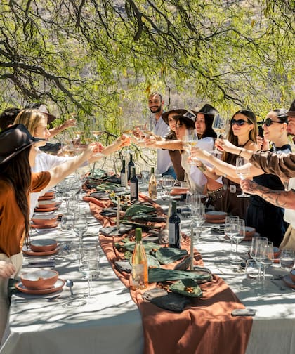 El viaje fue concebido para descubrir el territorio detrás de El Último Tramo, la nueva línea de vinos de Bodega El Esteco que conecta dos territorios de los Valles Calchaquíes: Cafayate, en Salta, y Chañar Punco, en Catamarca