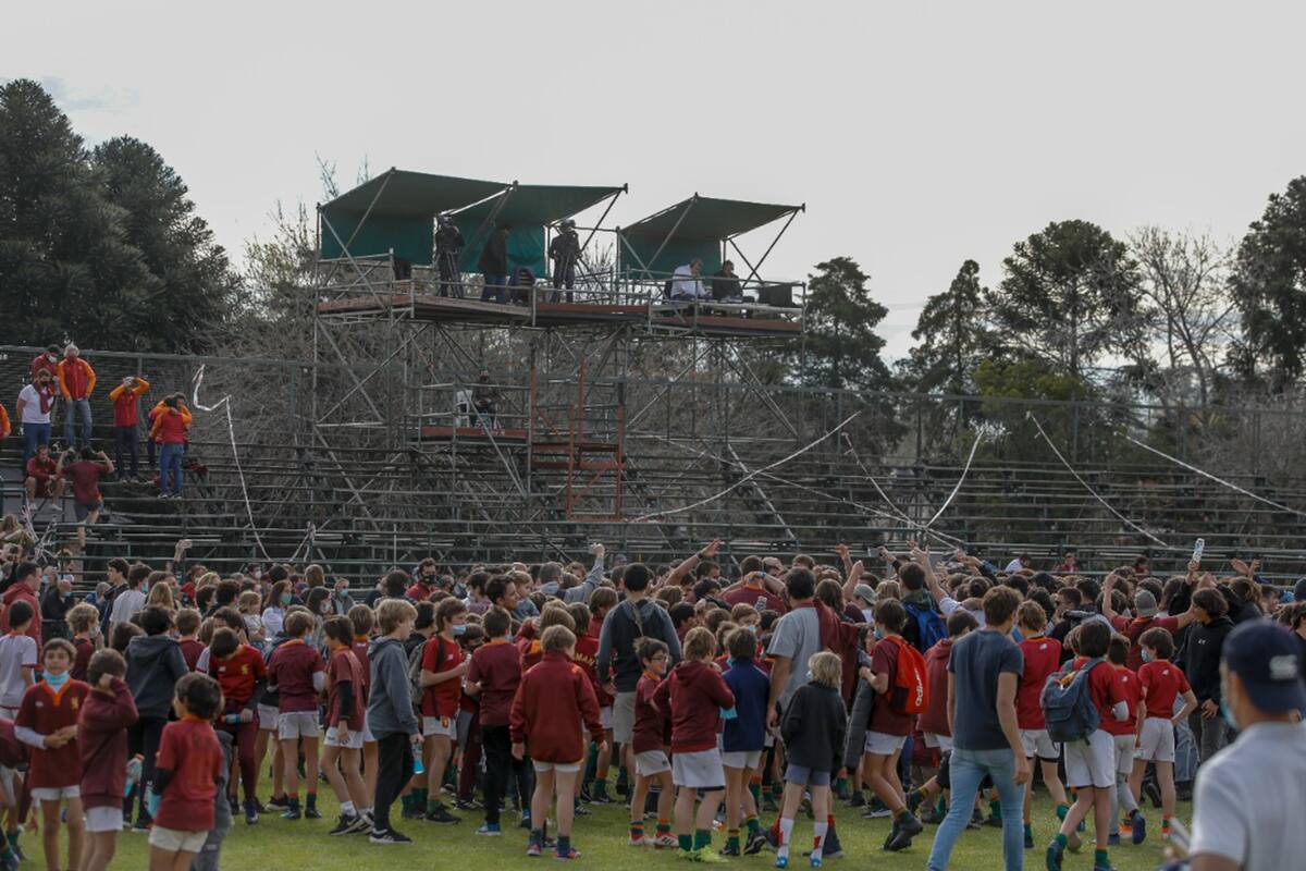 El vibrante triunfo sobre SIC en el Top 12 de la URBA es celebrado por una multitud de jugadores e hinchas de Newman aglutinados, con la tribuna principal casi vacía.