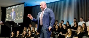 James Collins: “No podemos permitir que el sueño americano se base en sobrevivir”