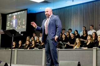 James Collins: “No podemos permitir que el sueño americano se base en sobrevivir”