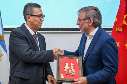 El vicegobernador de Jilin, de la República China, Han Fuchun, con el secretario de Agricultura, Juan José Bahillo