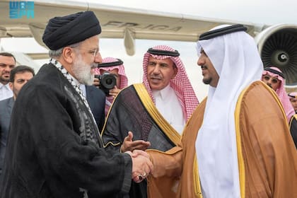 El vicegobernador de la región de Riad, el príncipe Mohammed bin Abdulrahman bin Aabdulaziz, estrecha la mano del presidente de Irán, Ebrahim Raisi, a su llegada a Riad