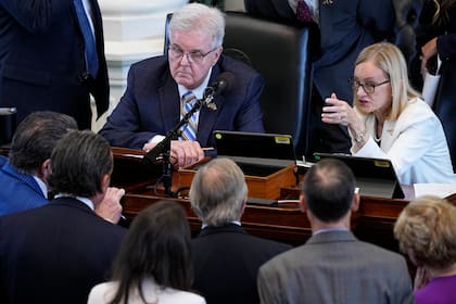 El vicegobernador de Texas, Dan Patrick, izquierda, fue el encargado de realizar las declaraciones de emergencia