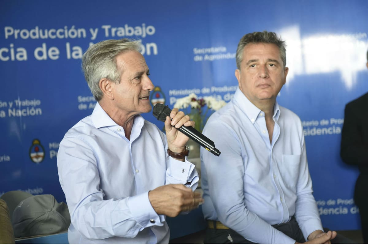 El vicejefe de Gabinete, Andrés Ibarra, durante el anuncio de conectividad rural en la muestra Expoagro, a su lado Luis Miguel Etchevehere, secretario de Agroindustria