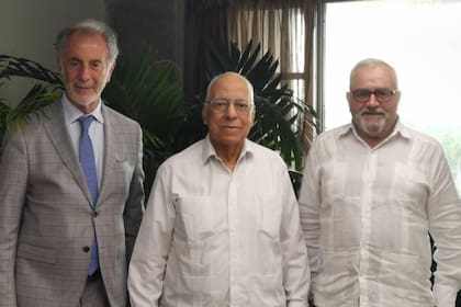 El vicejefe de Gabinete de la Nación, Jorge Neme, junto al viceprimer ministro de Cuba, Ricardo Cabrisas, y el embajador argentino, Luis Ilaregui