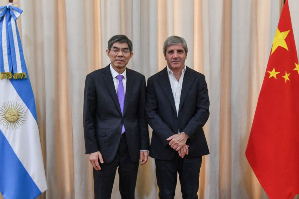 El viceministro de la Administración General de Aduanas de China (GACC), Wang Lingjun, y el ministro de Economía, Luis Caputo