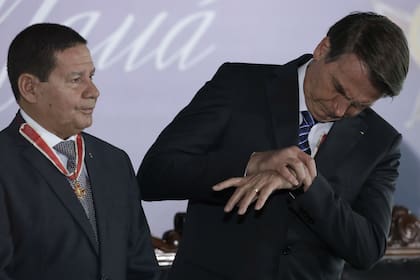 El vicepresidente brasileaño, Hamilton Mourão, junto a Bolsonaro