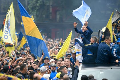 El vicepresidente de Boca Juniors Juan Roman Riquelme saluda a los aficionados cerca del Estadio de La Bombonera en manifestación en apoyo al exfutbolista al frente del club en Buenos Aires, Argentina el domingo 3 de diciembre del 2023. (AP Foto/Gustavo Garello)
