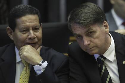 El vicepresidente de Brasil Hamilton Mourão junto a Jair Bolsonaro