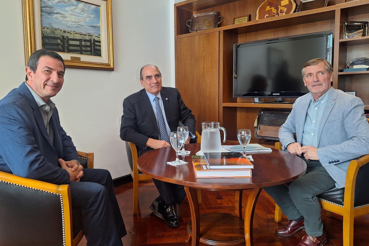 El vicepresidente de Coninagro, Marcelo Federici; el ministro del Interior, Guillermo Francos, y el presidente de Coninagro, Elbio Laucirica