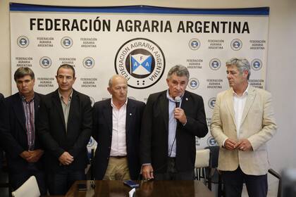 El vicepresidente de CRA, José Colombatto, el vicepresidente de Coninagro, Marcelo Federici; el presidente de CRA, Carlos Castagnani; el presidente de la Federación Agraria Argentina, Carlos Achetoni y el presidente de la Sociedad Rural Argentina (SRA), Nicolás Pino