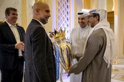 El vicepresidente de Emiratos Árabes Unidos, Mansour bin Zayed al-Nahyan, accionista mayoritario de Manchester City, y el presidente de ese club, Khaldoon Al Mubarak, reciben al DT Pep Guardiola