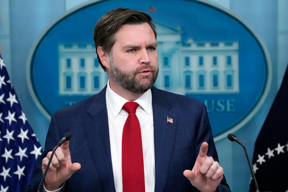 El vicepresidente de Estados Unidos, JD Vance, defendió las acciones de Donald Trump contra algunas universidades (AP Foto/Alex Brandon)