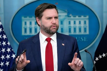 El vicepresidente de Estados Unidos, JD Vance, defendió las acciones de Donald Trump contra algunas universidades (AP Foto/Alex Brandon)