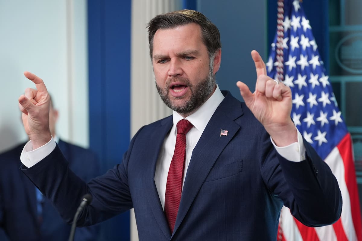 El vicepresidente de Estados Unidos, JD Vance, habla con reporteros en la Sala de Prensa James Brady
