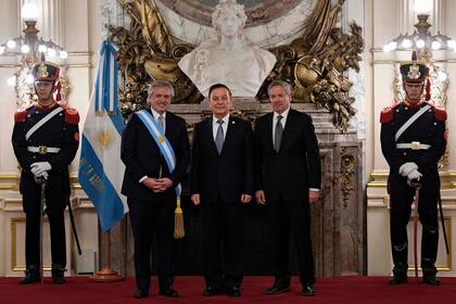 El vicepresidente del Comité Permanente de la Asamblea Popular Nacional de China, Arken Imirbaki junto al presidente Alberto Fernández y el canciller Felipe Solá