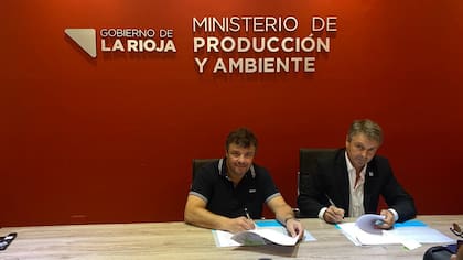 El vicepresidente del Senasa, Néstor Osacar firmó el acuerdo con el ministro de Producción y Ambiente de La Rioja, Ernesto Salvador Pérez