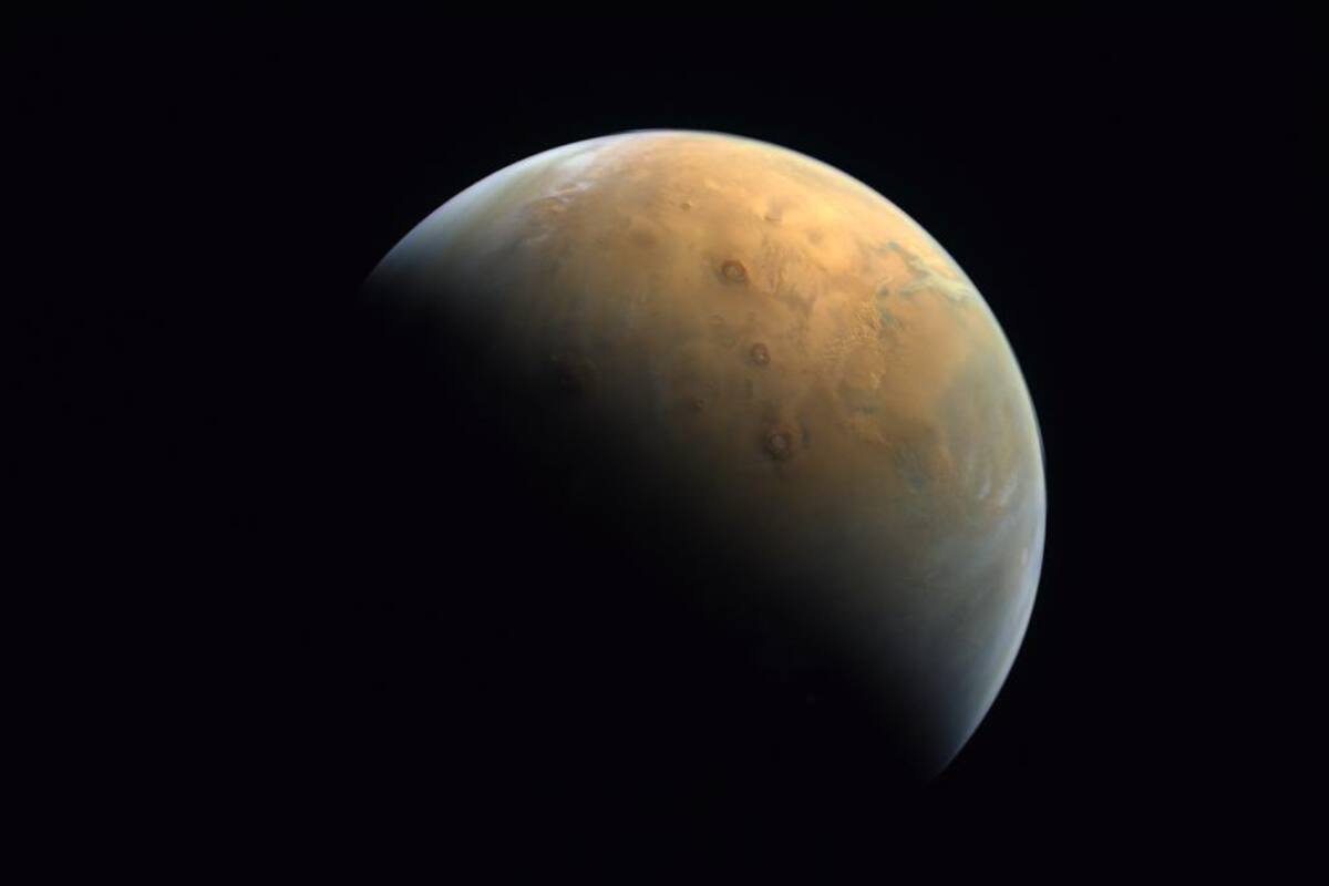 El vicepresidente emiratí, Mohamed bin Rashid, precisó que la imagen había sido captada a unos 25.000 kilómetros de altura sobre la superficie del planeta