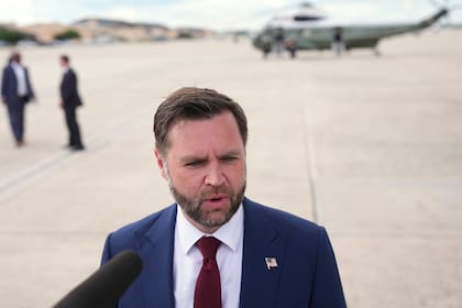El vicepresidente estadounidense JD Vance debió cancelar el viernes su vuelo a Suiza