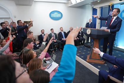 El vicepresidente JD Vance señala a un periodista en la sala de prensa James Brady de la Casa Blanca, el jueves 3 de septiembre de 2026