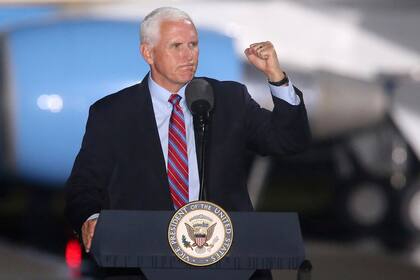 El vicepresidente Mike Pence se dirige a los partidarios en un mitin de campaña el sábado 24 de octubre de 2020 en Tallahassee, Florida