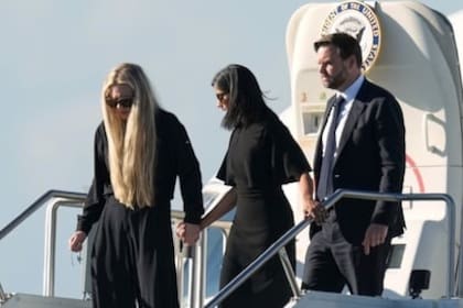 El vicepresidente Vance y la segunda dama, Usha Vance, acompañan a Erika Kirk durante la repatriación del cadáver, que se hizo a bordo del Air Force 2, el 11 de septiembre pasado.
