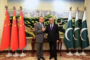 El viceprimer ministro y ministro de Exteriores paquistaní, Ishaq Dar, estrecha la mano al ministro chino de Exteriores, Wang Yi, antes de una reunión en Islamabad, Pakistán, el 21 de agosto de 2025 (Ministerio de Asuntos Exteriores de Pakistán vía AP)