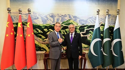 El viceprimer ministro y ministro de Exteriores paquistaní, Ishaq Dar, estrecha la mano al ministro chino de Exteriores, Wang Yi, antes de una reunión en Islamabad, Pakistán, el 21 de agosto de 2025 (Ministerio de Asuntos Exteriores de Pakistán vía AP)