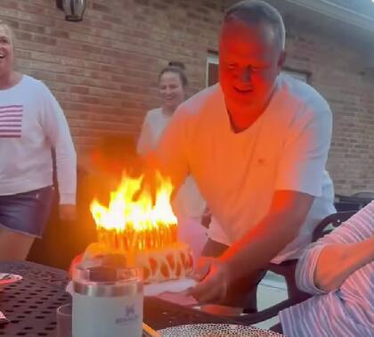 El video comienza con una persona que trae el pastel a la mesa en la que está la abuela que cumple años (captura del video de ABC 7 Chicago)