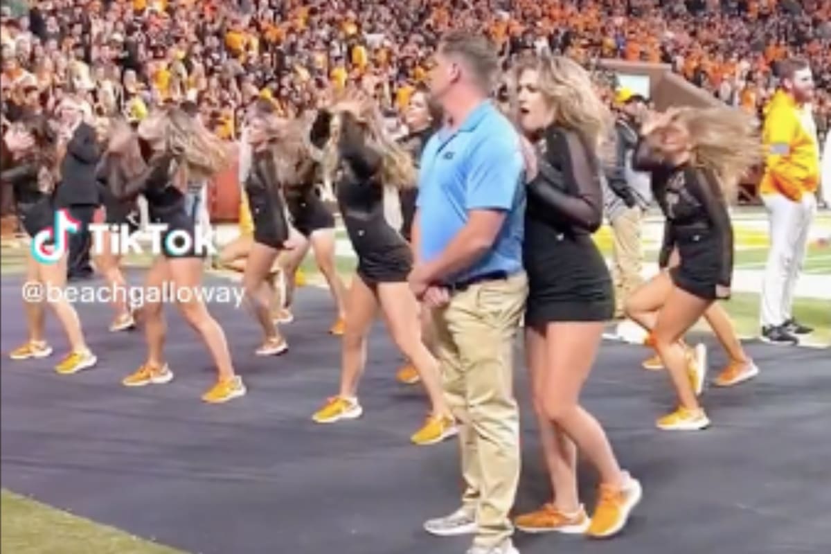 El video comienza de manera muy incómoda: los pedidos (desoídos) de las porristas para que el guardia se aleje del lugar