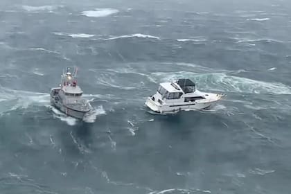 El video de la Guardia Costera del rescate muestra la embarcación en peligro