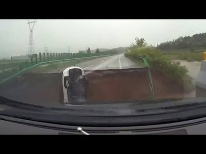 El video muestra cómo el SUV cae luego de chocarse con la otra orilla