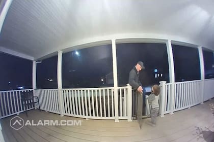 El video muestra el emotivo momento en el cual un nene sale corriendo de su casa para abrazar al repartidor de pizza