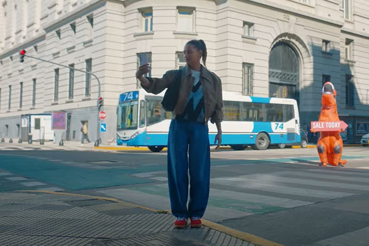 El video promocional del Samsung Galaxy S24 FE fue grabado en Buenos Aires; en la imagen, un colectivo de la línea 74 terminando su recorrido en el Correo Central