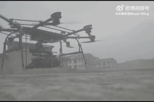 El video publica por la firma Kestrel muestra a un dron que transporta a un perro robot, que a su vez carga un rifle en su lomo