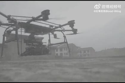 El video publica por la firma Kestrel muestra a un dron que transporta a un perro robot, que a su vez carga un rifle en su lomo