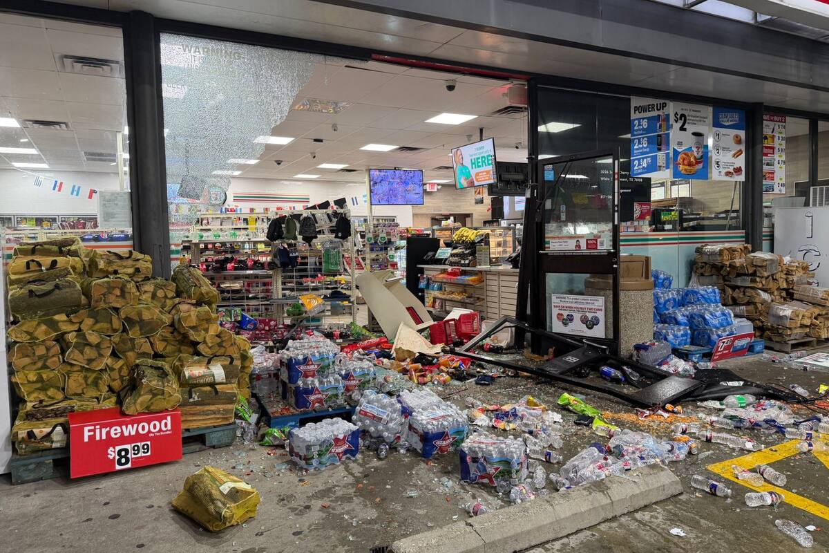 El vidrio de una tienda 7-Eleven en Texas quedó destruido cuando dos individuos robaron el cajero automático del negocio