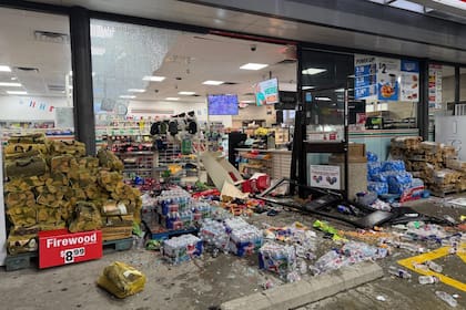 El vidrio de una tienda 7-Eleven en Texas quedó destruido cuando dos individuos robaron el cajero automático del negocio