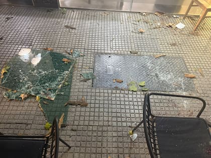El vidrio que cayó de un cuarto piso y golpeó a un hombre de 50 años que se encontraba tomando un café en la vereda
