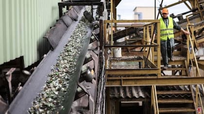 El vidrio se puede descomponer en fragmentos que sirven para el reciclaje.