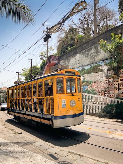El viejo bondinho construido en 1877, que fue restaurado y funciona como un viaje al pasado.