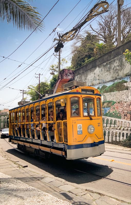 El viejo bondinho construido en 1877, que fue restaurado y funciona como un viaje al pasado.