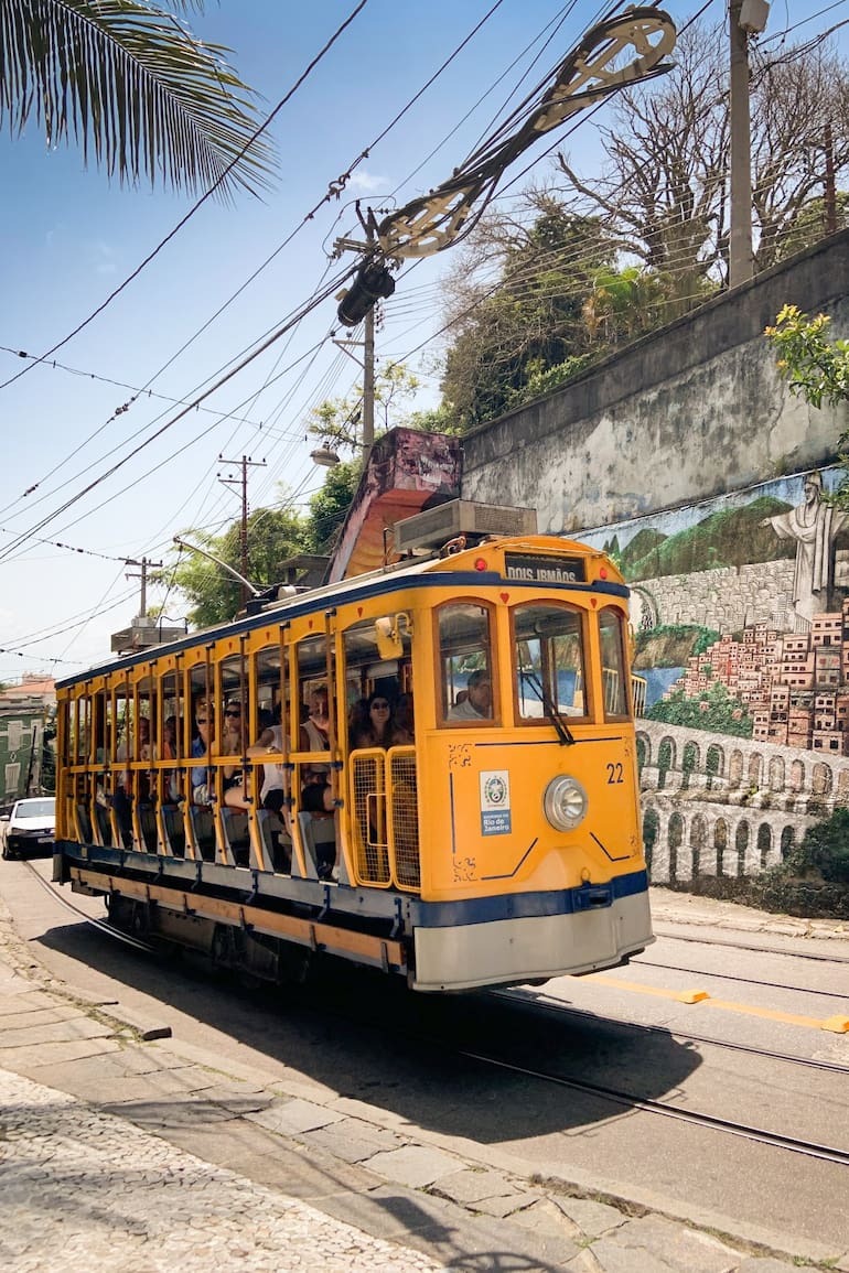 El viejo bondinho construido en 1877, que fue restaurado y funciona como un viaje al pasado.