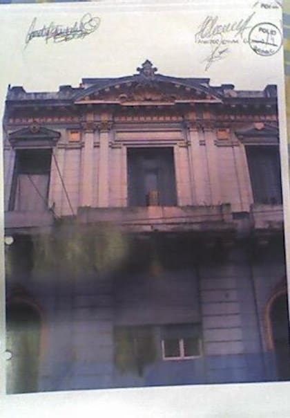 El viejo hotel de la calle Chile y una foto incorporada en la denuncia por usurpación
