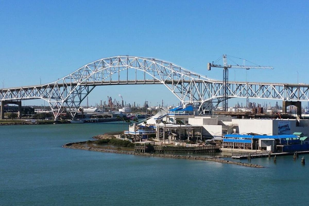 El viejo puente Bridge Harbor se extiende a lo largo del Canal de Navegación de Corpus Christi