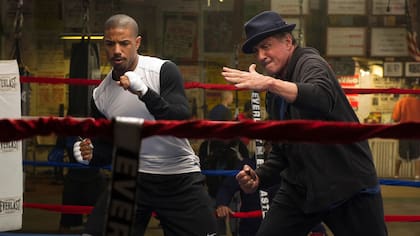 El viejo Rocky Balboa transmite sus conocimientos a Adonis Creed, el hijo de Apollo, encarnado por Michael B. Jordan