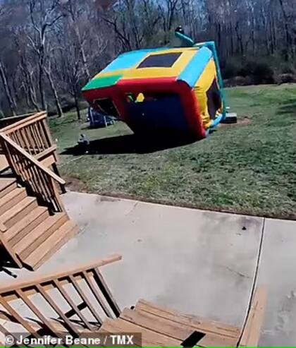 El viento arrastró el castillo inflable en dirección hacia el pequeño (Crédito: Jennifer Beane)